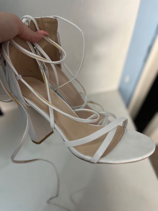 Бели токчета с връзки