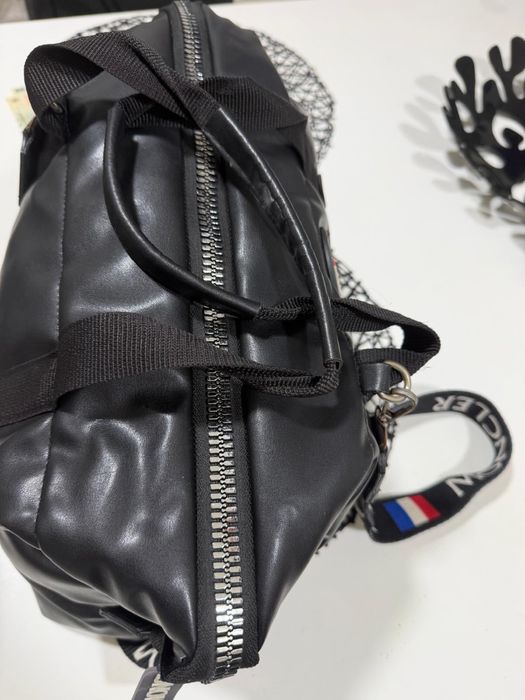 Vând poșetǎ Moncler