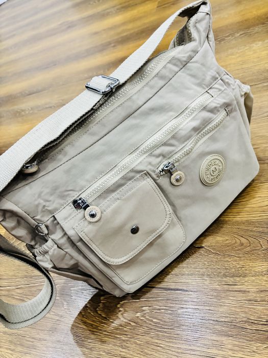 Geantă crossbody impermeabilă, spațioasă, cu multe buzunare Mindesa