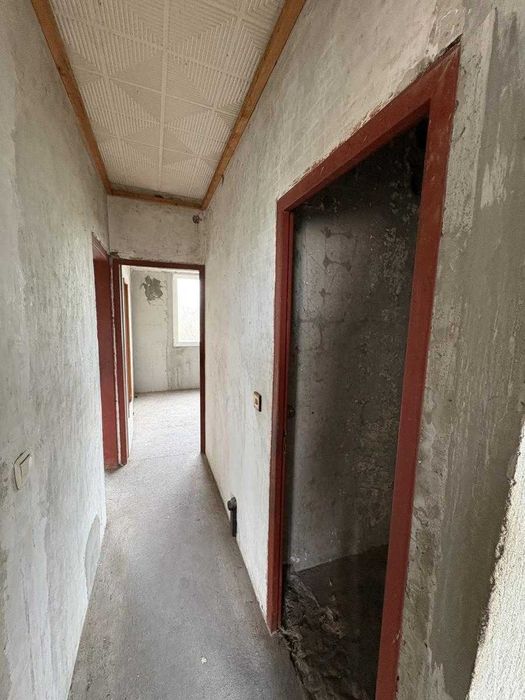 Продавам тристаен апартамент на комуникативно място