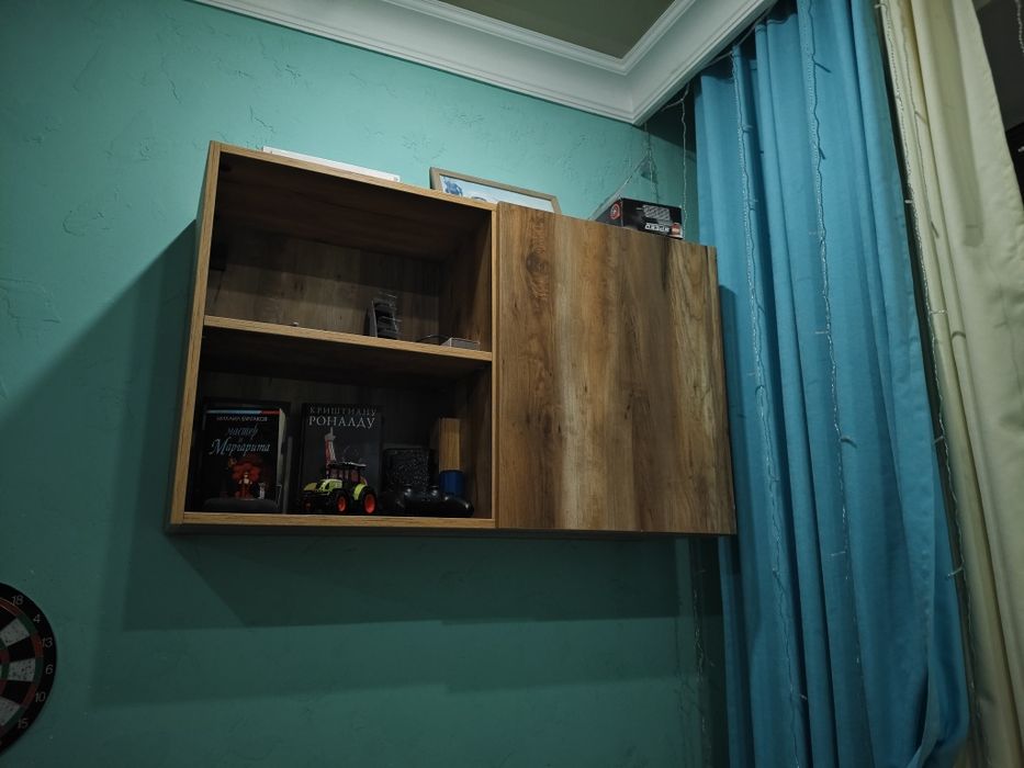 стол,дерево ДСП,4 шкафчика,5 полок