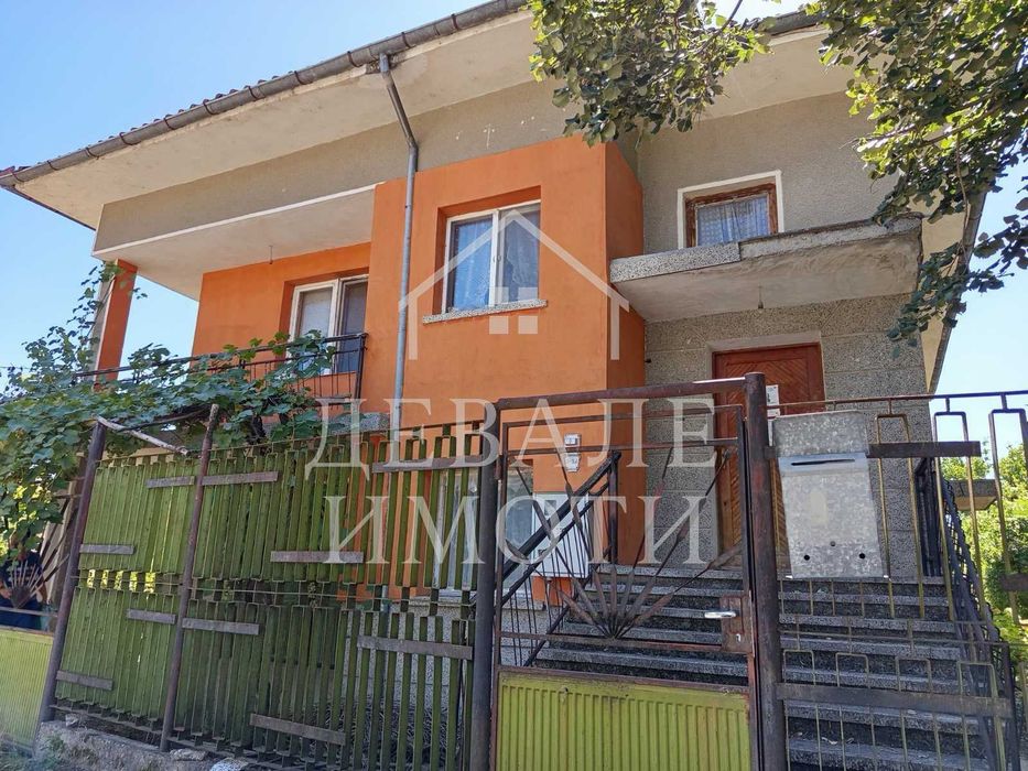 Продава се масивна двуетажна къща в центъра