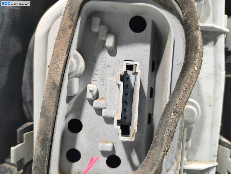 Stop Lampa Tripla Dreapta Volkswagen Polo 9N 9N2 2002 - 2005 Cod 6Q6945258A [L5013]