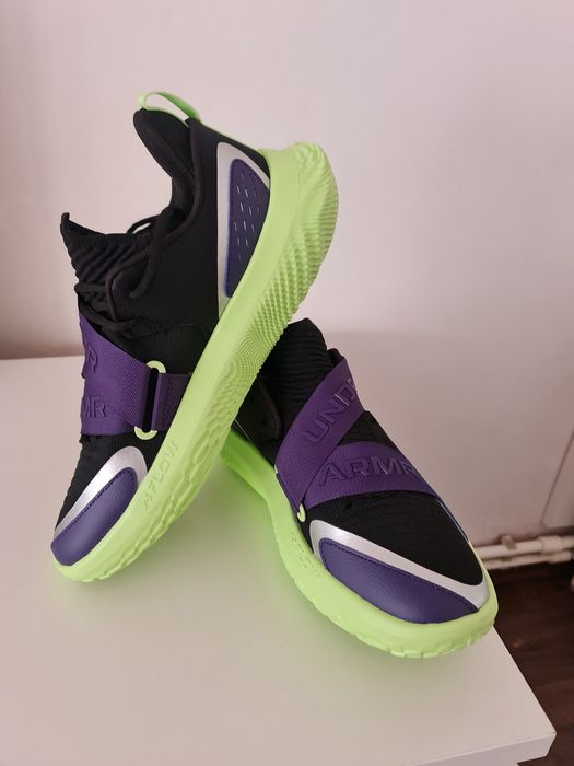 Adidași under armour/Noi