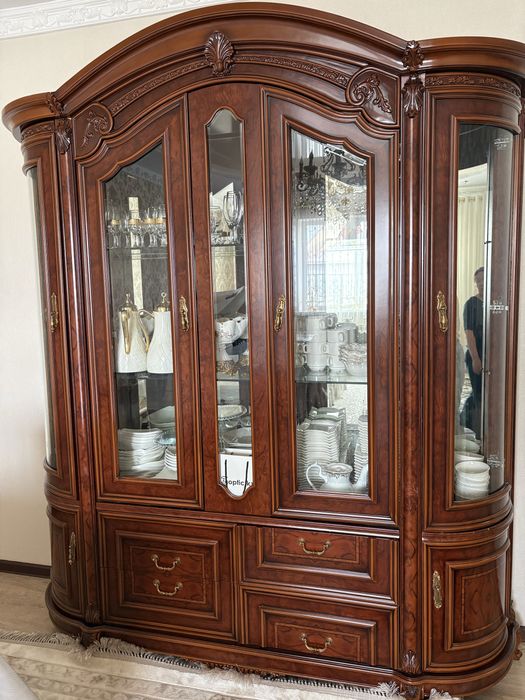 Стол и стулья , сервант