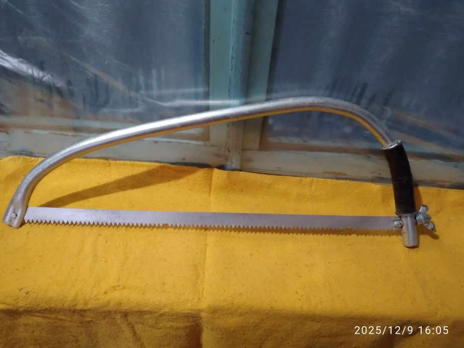 Лучковая металлическая пила.