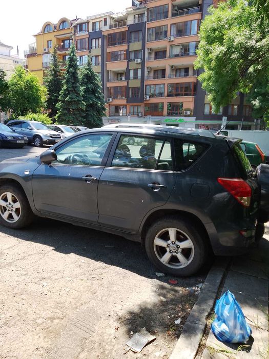 Продава RAV 4 с шум в двигателя