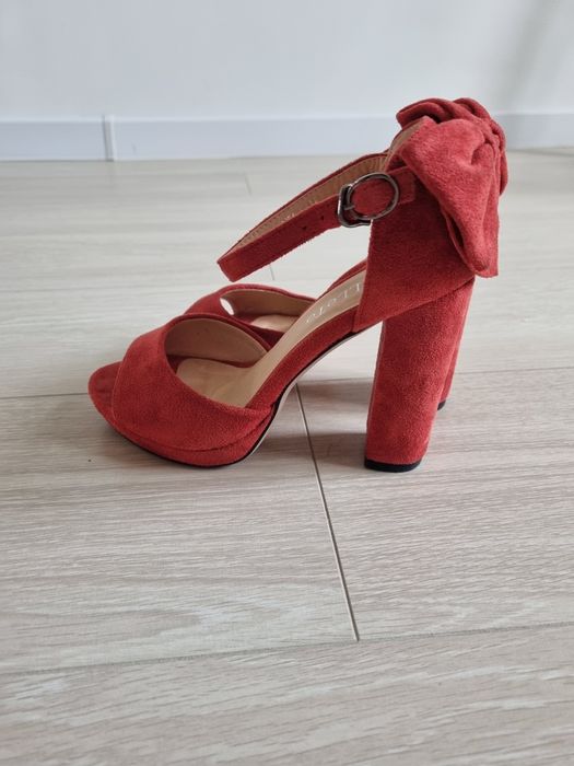 Продам босоножки