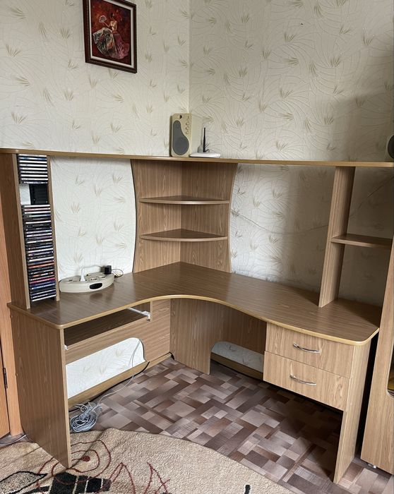 Угловой компьютерный стол