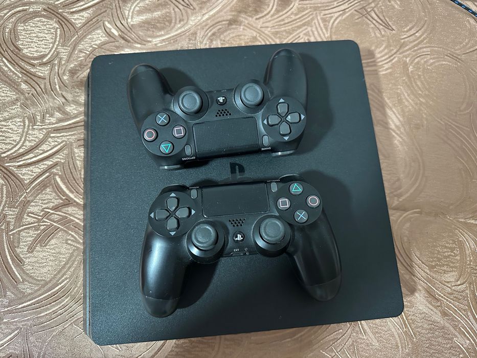 PlayStation 4 cu 2 controlere și jocuri