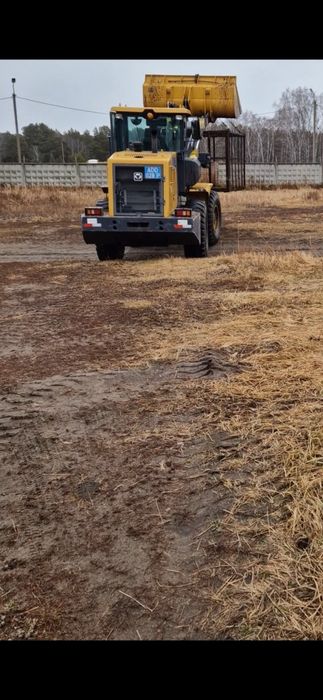 Фронтальный погрузчик.