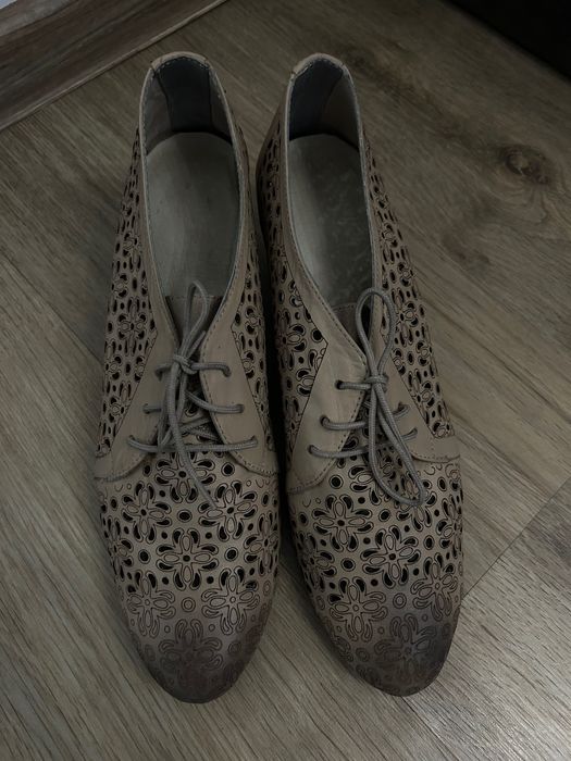 Дамски затворени обувки с връзки