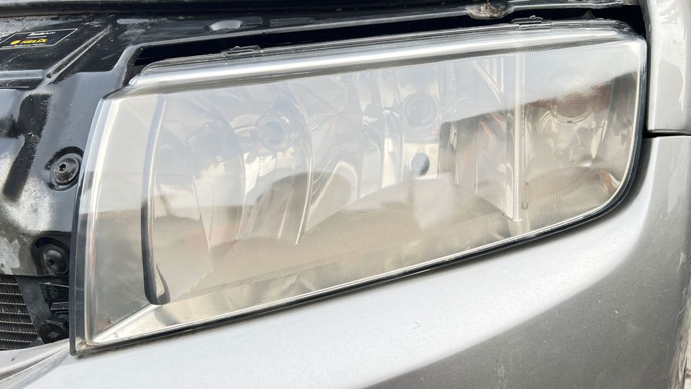 Полиране на фарове с лампа