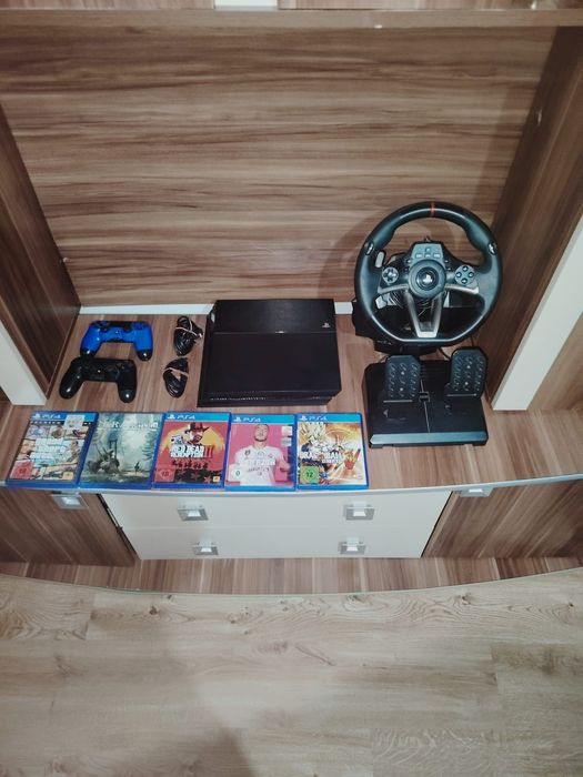 Vând PS4 +5 jocuri,cu volan și pedale