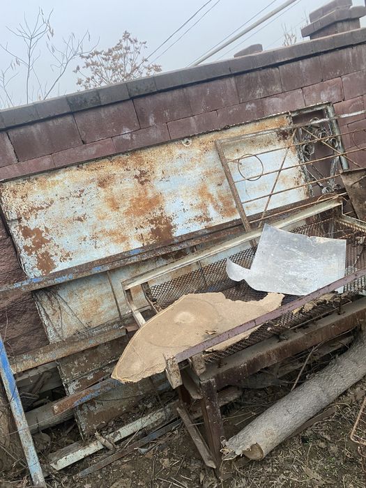 Ворота и топчан.