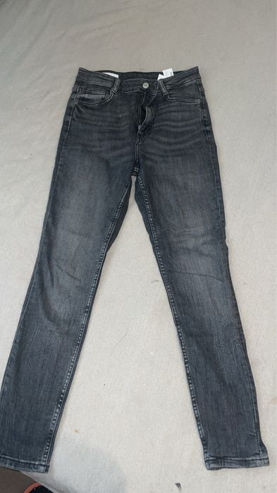 Тъмно сиви тесни дънки зара