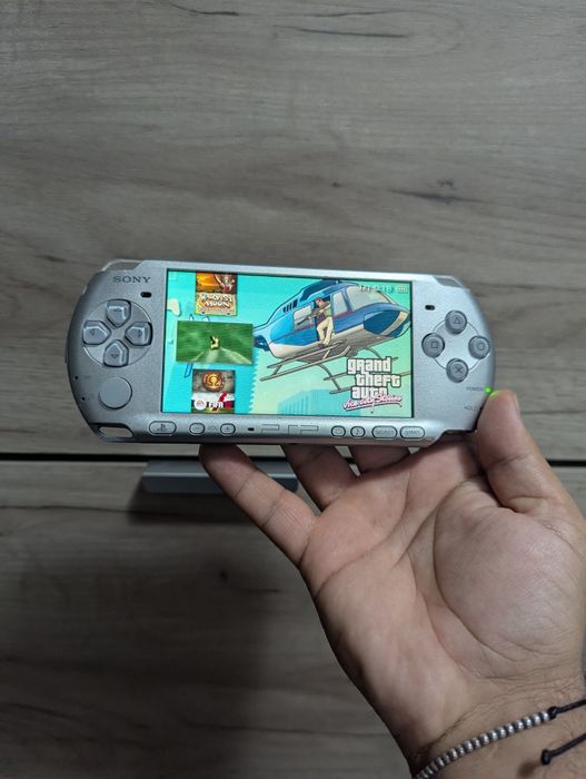 Psp 3004 gri complet  modat cu jocuri