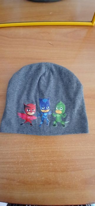 Căciulă cu eroi in pijama