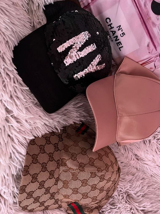 Шапки с козирка .