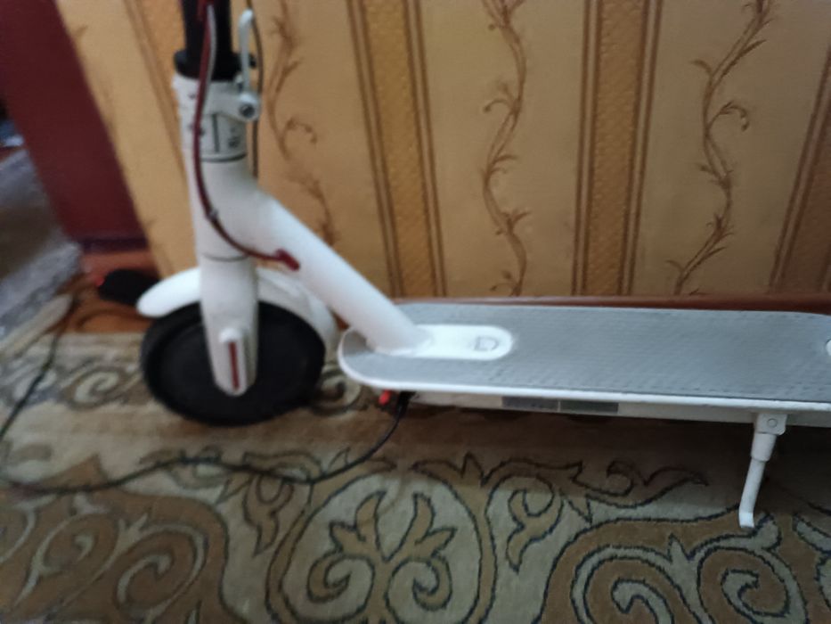 Продам электросамокат Xiaomi M365.