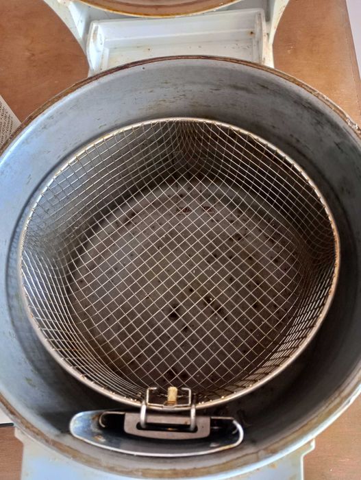 Продавам  фритюрник  де лонги  1800в