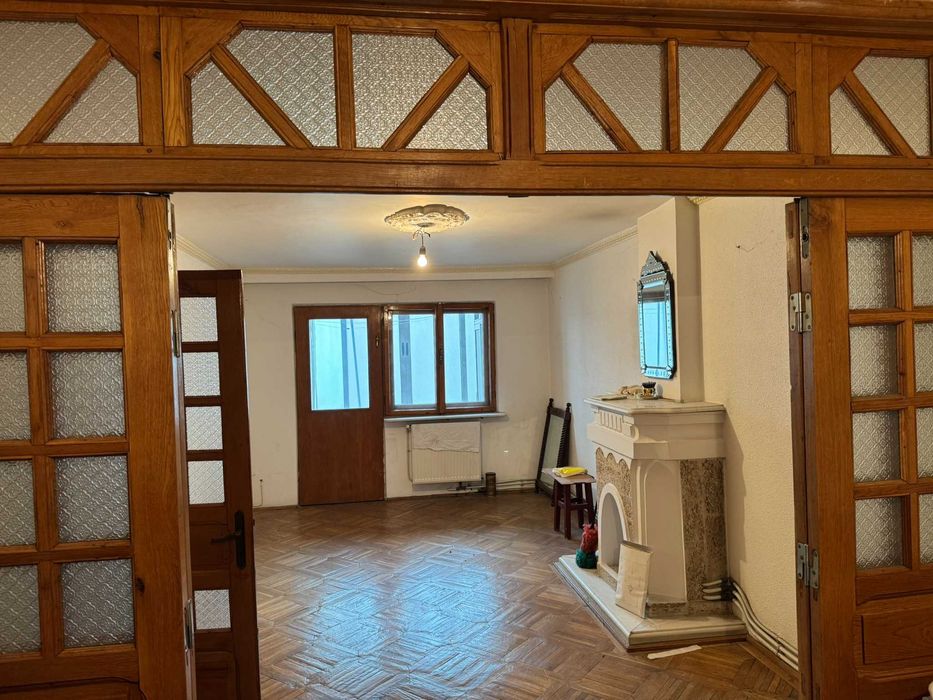 Direct proprietar apartament 4 camere et.2 decomandat centru Targu Jiu