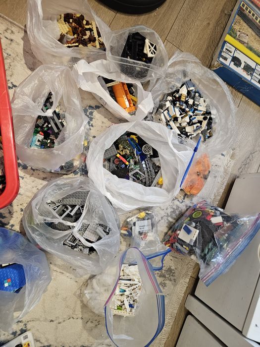 Продам более 2000 оригинальных деталей LEGO