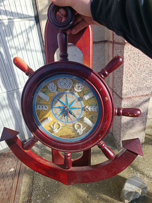 Часовник котва за стена