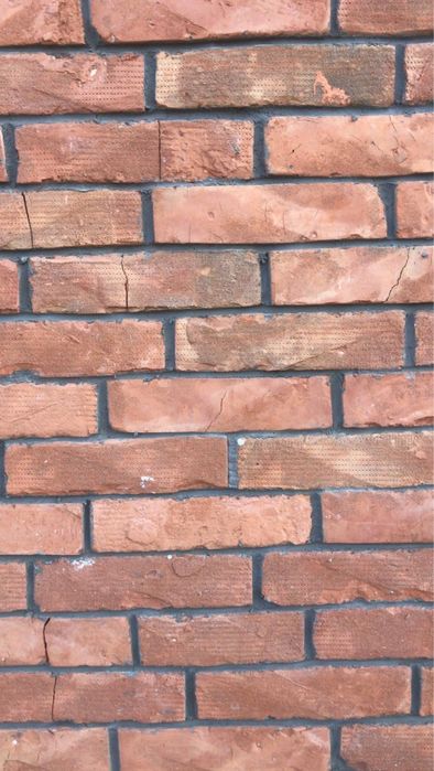 Caramida feliata, margini rustice