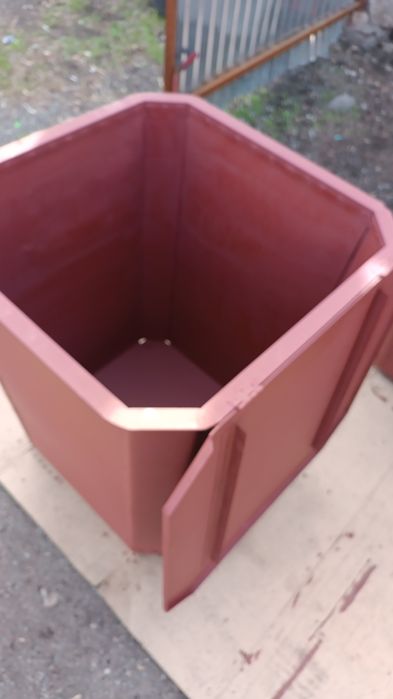 Продам мусорные  баки.