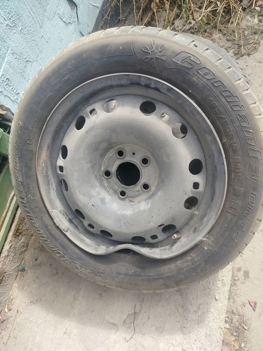 На Фольксваген Поло  резина нормальная