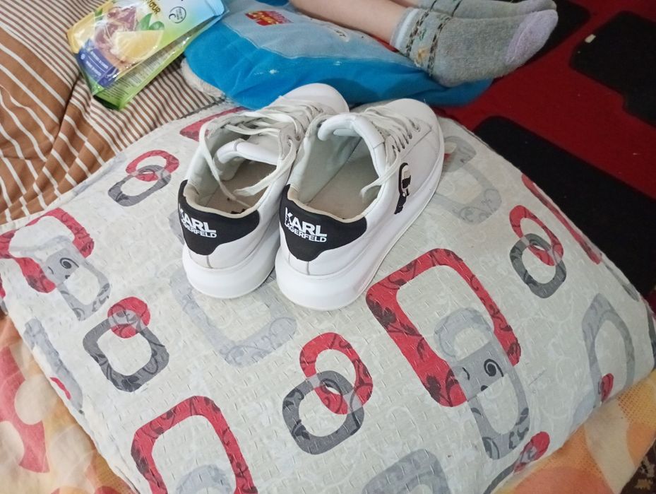 Vând sau schimb adidași Karl  lagerfeld dama Nr 37
