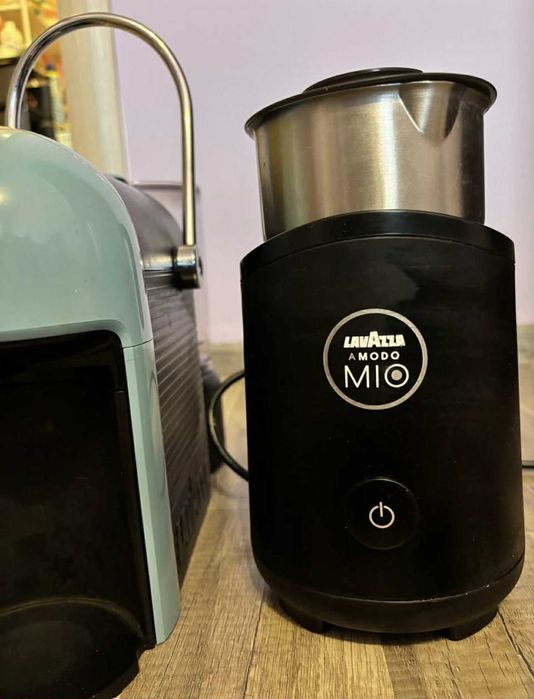Кафе машина Lavazza с капсули + Кана за мляко