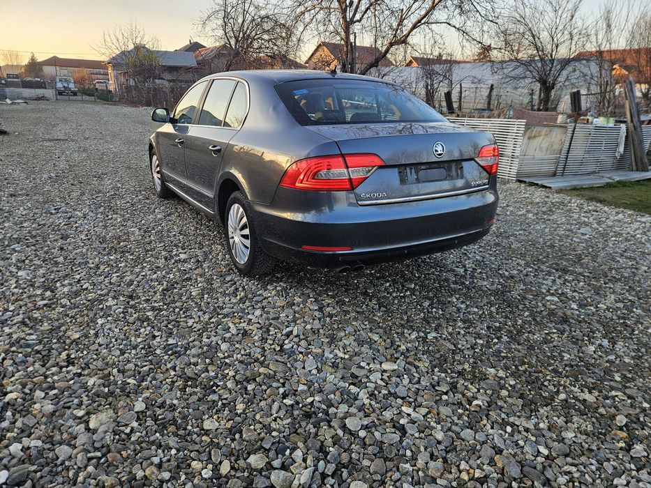Tripla led stanga de pe haion Skoda superb 2 facelift an 2014