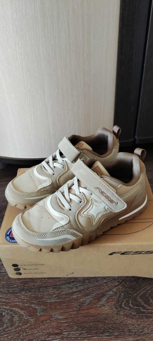 Кроссовки для школы