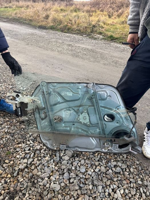 Vând,broasca dreapta fatahyundai i30 2008,geam,macara,motor geam boxsă