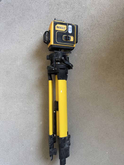 Лазер DeWalt с треногой
