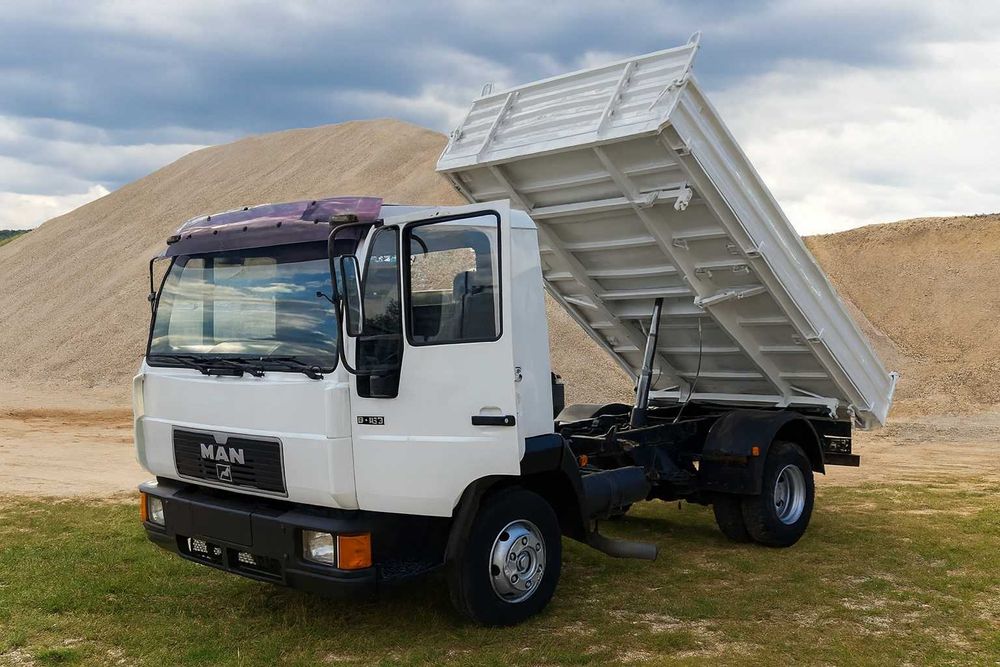 Транспортни услуги с тристранен самосвал + хамалски услуги