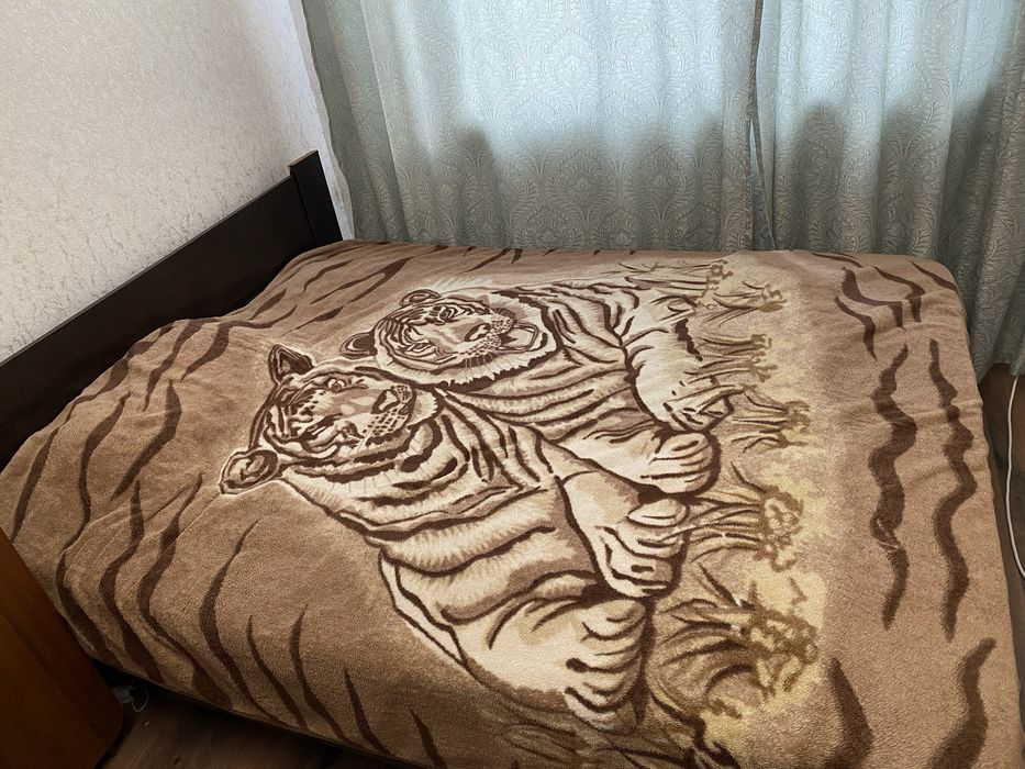 Кровать, шифоньер, тумбочка