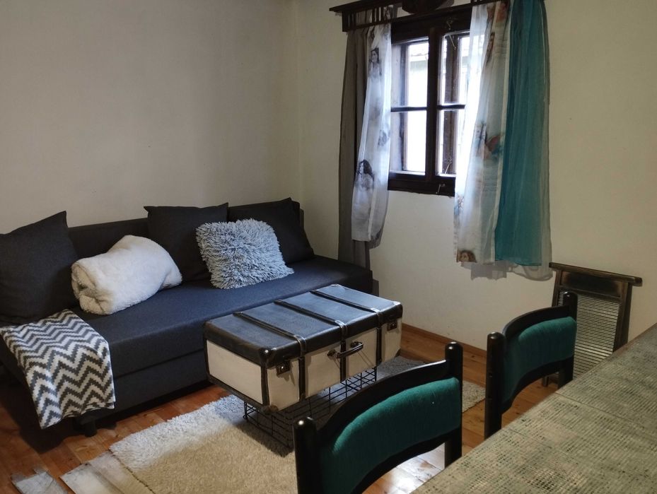 Дървена дограма с двойни прозорци, без каси, преграда за тераса.