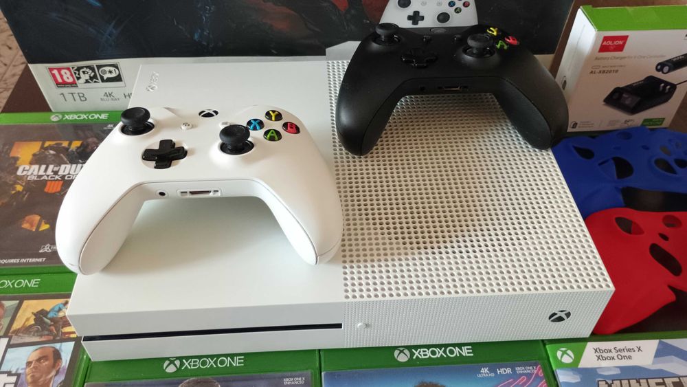 Xbox one S, 1 TB, игри, зарядно, калъфи