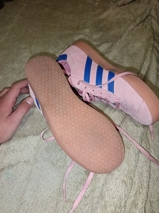 Чисто нови Adidas Обувки