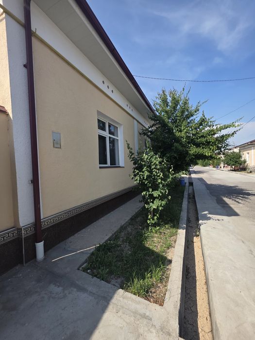 Кибрай тумани Байткургон махалласида коттедж сотилади.