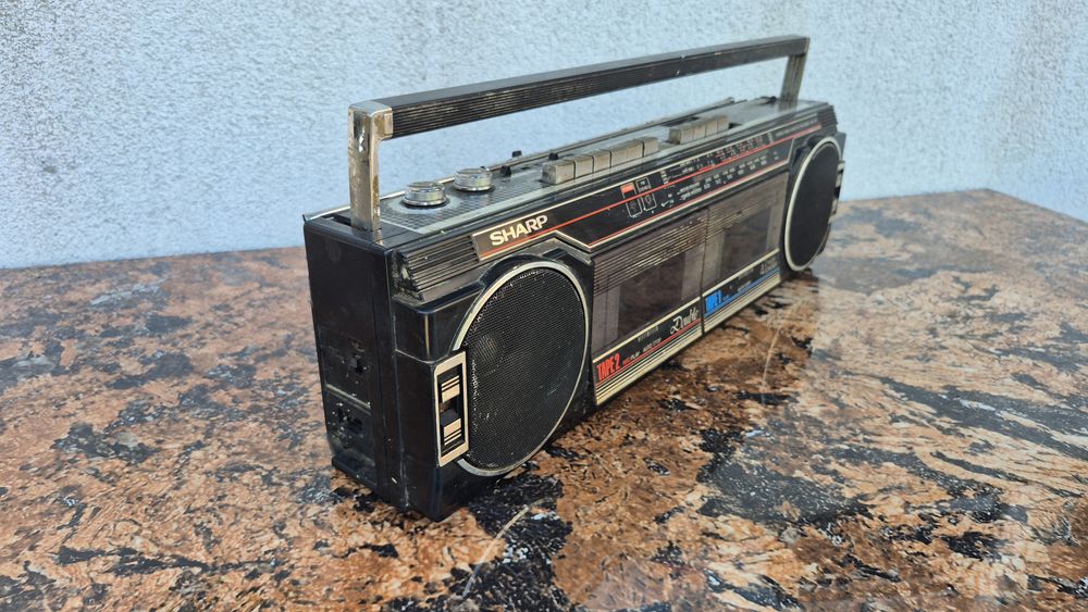 Vând Radio Casetofon Sharp model WQ-261Z(BK), culoare argintie/negru, ideal pentru pasionații de muzică retro.