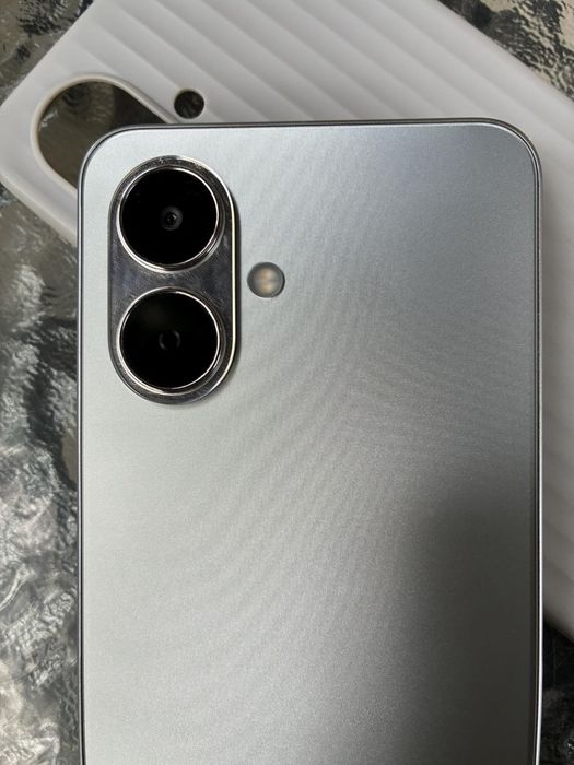 Продавам телефон tecno spark go 2