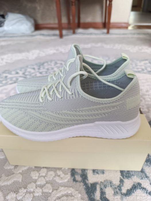 Продаётся женская обувь.