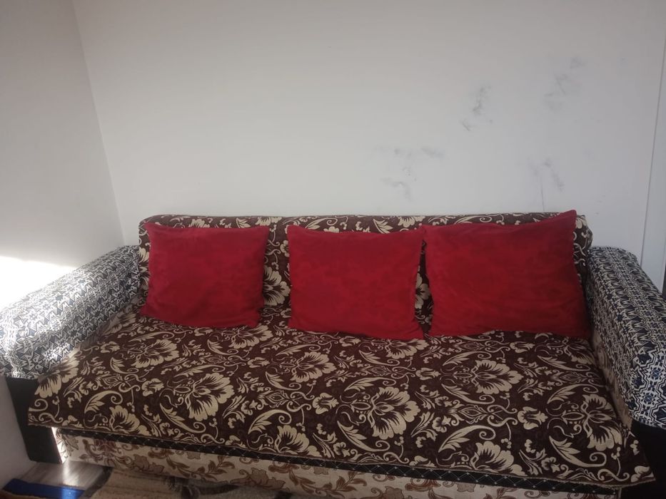 Шкаф с вешелками и диван