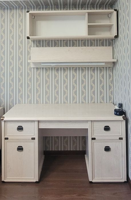 Продам письменный стол Магелан.