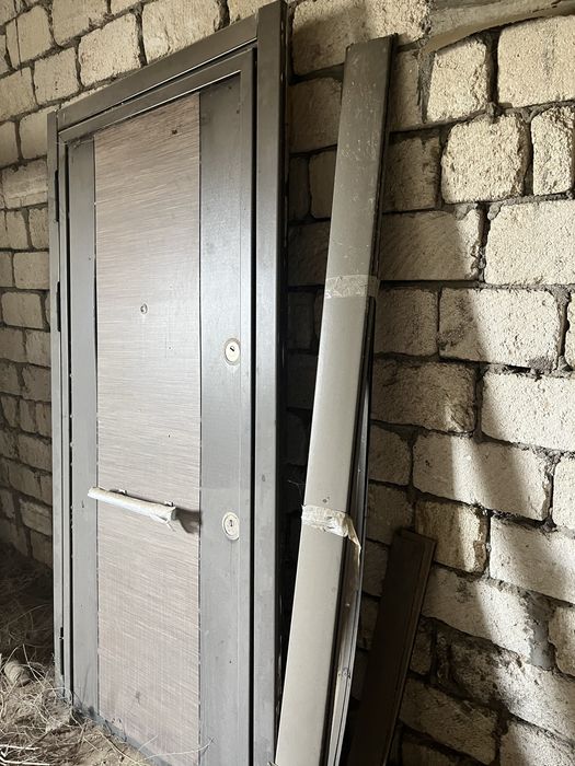 Жаңа үйден түскен, пайдаланбаған есік