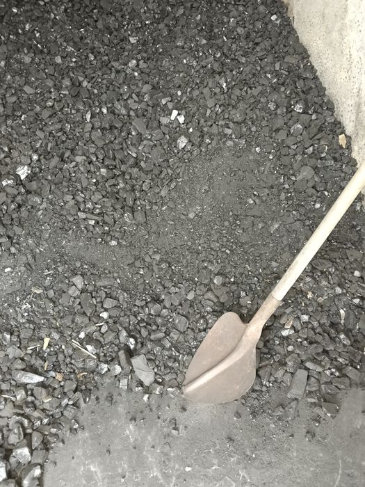 Кидаю уголь акуратно